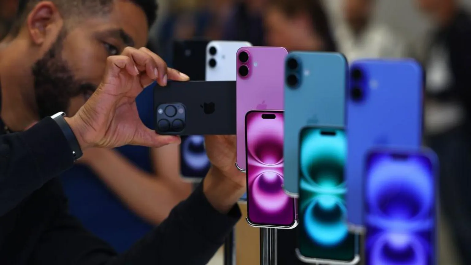 Apple iPhone sales dip despite AI rollout